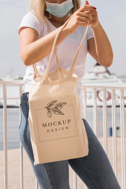 Free Woman With Bag Mock-Up Concept Psd