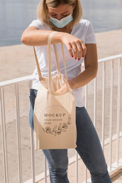 Free Woman With Bag Mock-Up Concept Psd