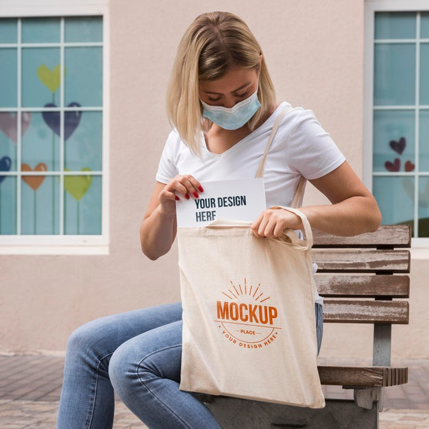 Free Woman With Bag Mock-Up Concept Psd