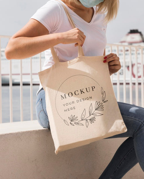 Free Woman With Bag Mock-Up Concept Psd