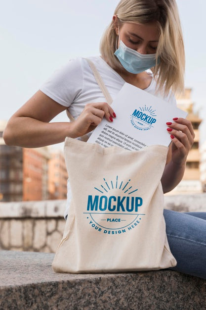 Free Woman With Bag Mock-Up Concept Psd