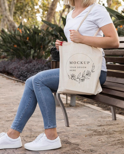 Free Woman With Bag Mock-Up Concept Psd