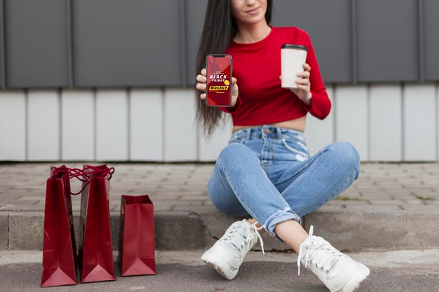 Free Woman With Black Friday Smartphone Mock-Up Psd