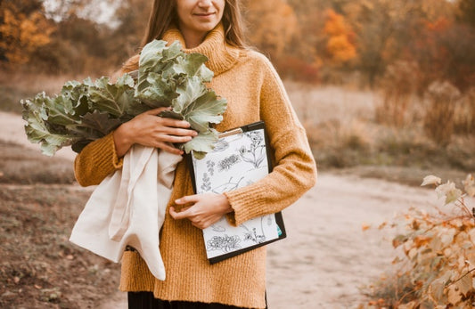 Free Woman With Clipboard Mockup And Flowers Psd