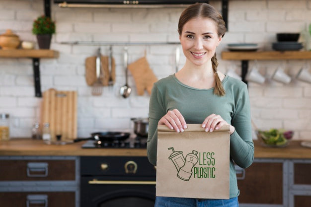 Free Woman With Reusable Bag Psd