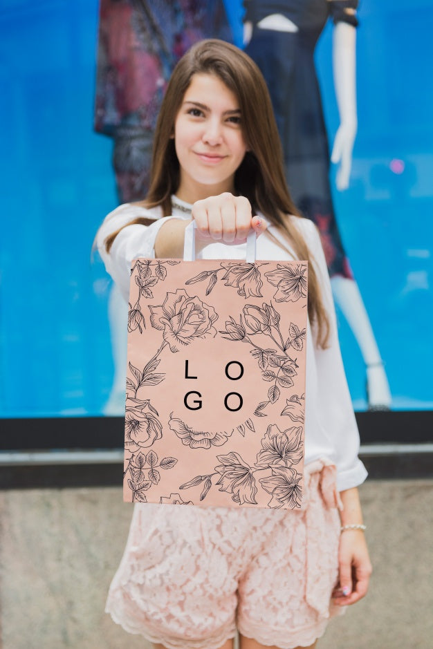 Free Woman With Shopping Bag Mockup Psd