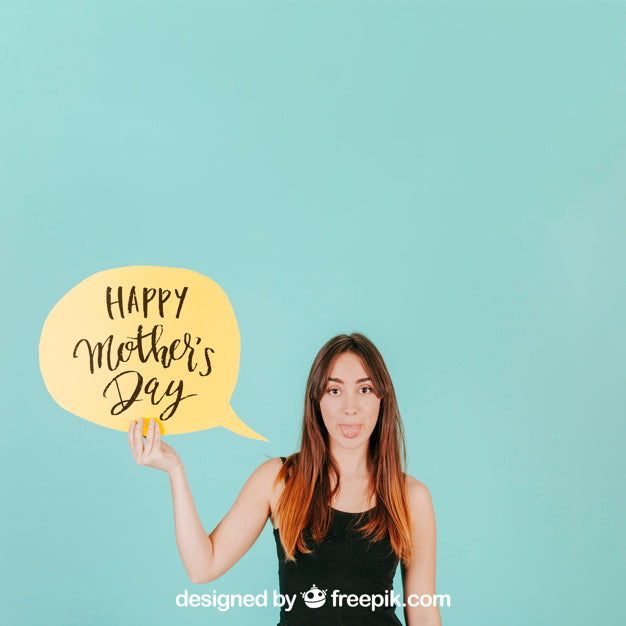 Free Woman With Speech Bubble Mockup Psd