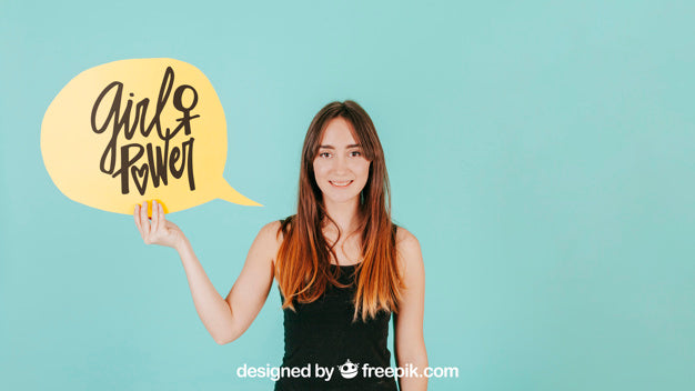 Free Woman With Speech Bubble Mockup Psd