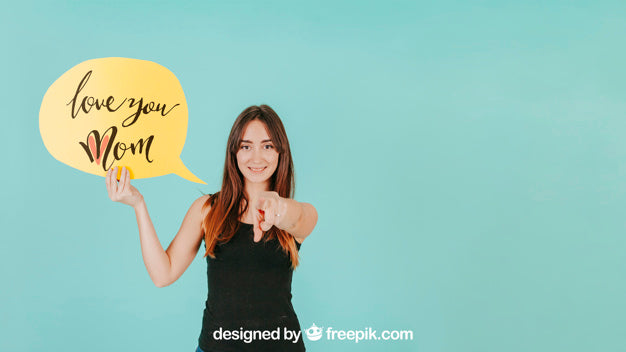 Free Woman With Speech Bubble Mockup Psd