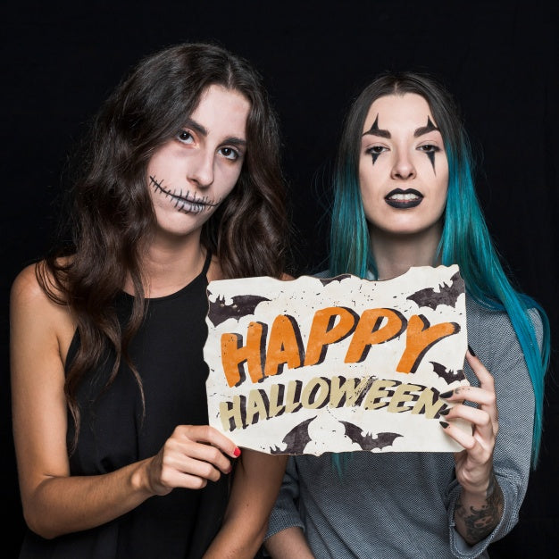 Free Women Holding Paper With Halloween Lettering Psd