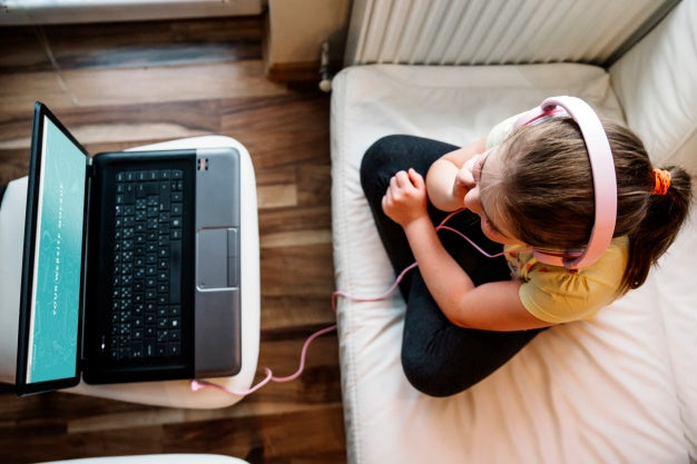 Free Young Girl Using Laptop Psd