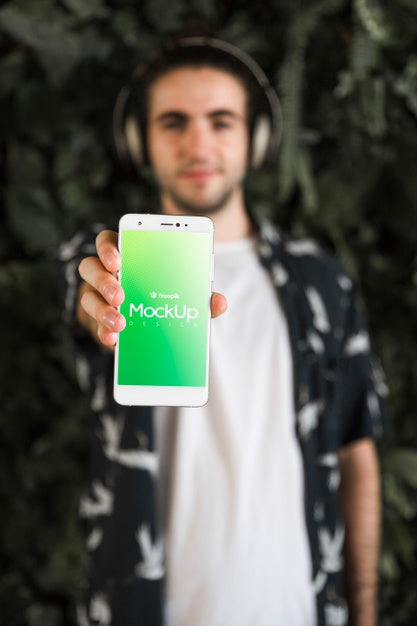 Free Young Man With A Smartphone Mockup Psd